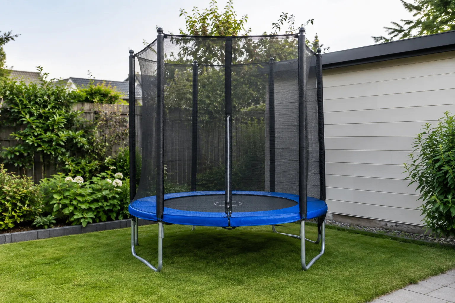 Gartentrampolin fuer kleine Gaerten: Platzsparende Modelle im Ueberblick