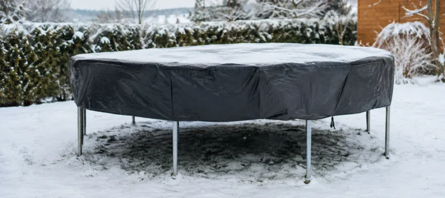 Trampolin im Winter lagern und vor Witterung schuetzen