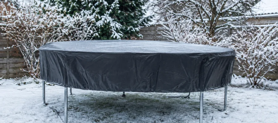 Trampolin winterfest machen: Schutz vor Frost, Schnee und Feuchtigkeit
