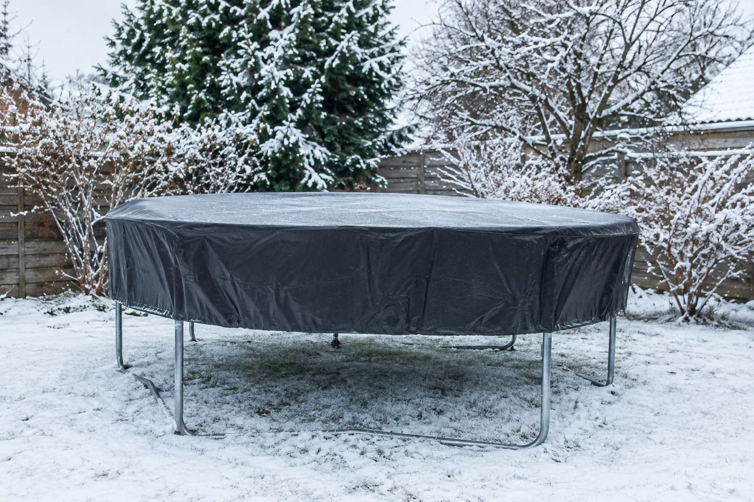 Trampolin winterfest machen: Schutz vor Frost, Schnee und Feuchtigkeit